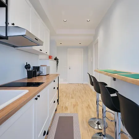 Séjour chez l'habitant Elegant And Cozy With Ac Swimming Pool Free Parking Subway Station 2 Min Walking *